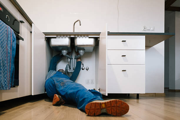 Professional Emergency Plumber technician working in Hutto, TX